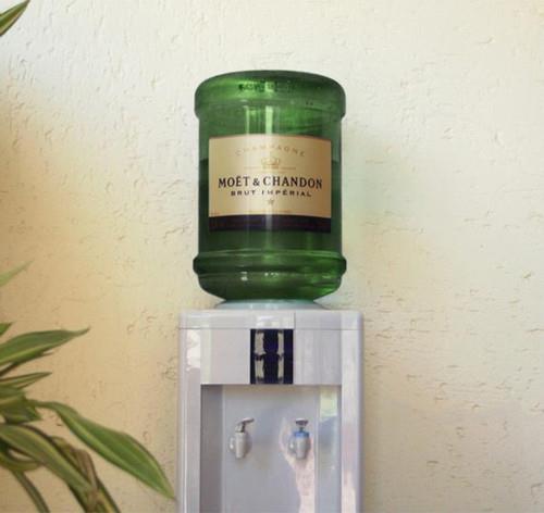 moet chandon-dispenser-ufficio- non si dice piacere