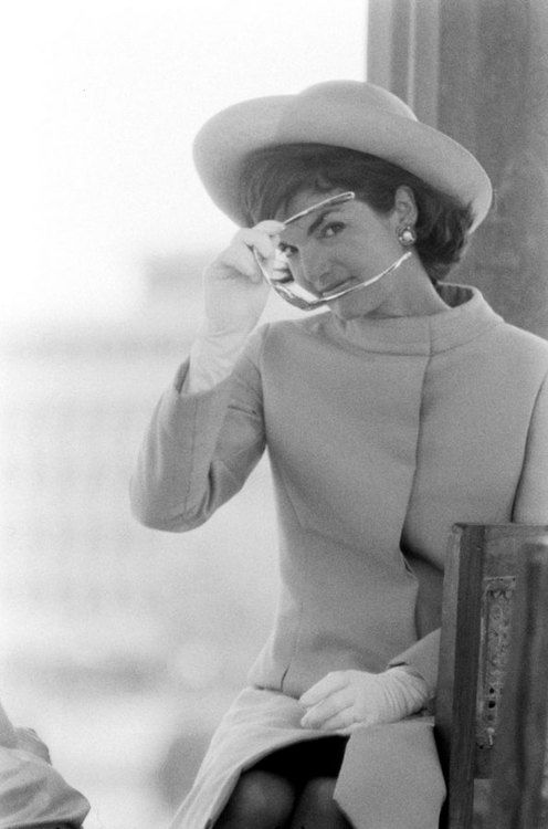 jackie-kennedy-o-Occhiali+sole+bon+ton +galateo+non+si+dice+piacere+blog