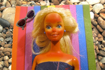 barbie - tun abbronzatura scottatura spiaggia estate - Ma non è che mi sbiancando non si dice piacere bon ton buone maniere