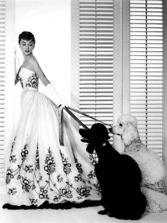 sabrina-audrey-hepburn-wearing-a-givenchy-gown-1954-vestito-lungo-estate-inverno-elegante-giorno-non-si-dice-piacere-bon-ton-buone-manier