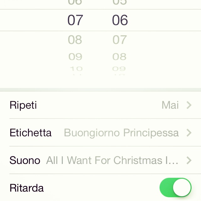 sveglia-mariah-carrey-all-i-want-for-christmas-mamma-ho-perso-aereo-vigilia-jinglebells-non-si-dice-piacere-buone-maniere-galateo