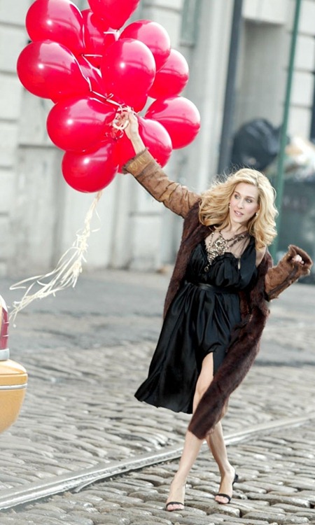 baloon palloncini carrie compleanno  - feste-party-scomodita-scarpe-borse-piccole-non-si-dice-piacere-party-girl-buone-maniere-sex and-the-city