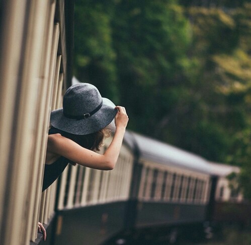 fuori-finestrino-viaggiare-treno-galateo-bon-ton-viaggiatore-buone-maniere-viaggi-treno-silenzio-non-si-dice-piacere