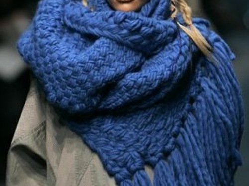 blue-quale -sciarpa moda-2017 inverno-come-scegliere