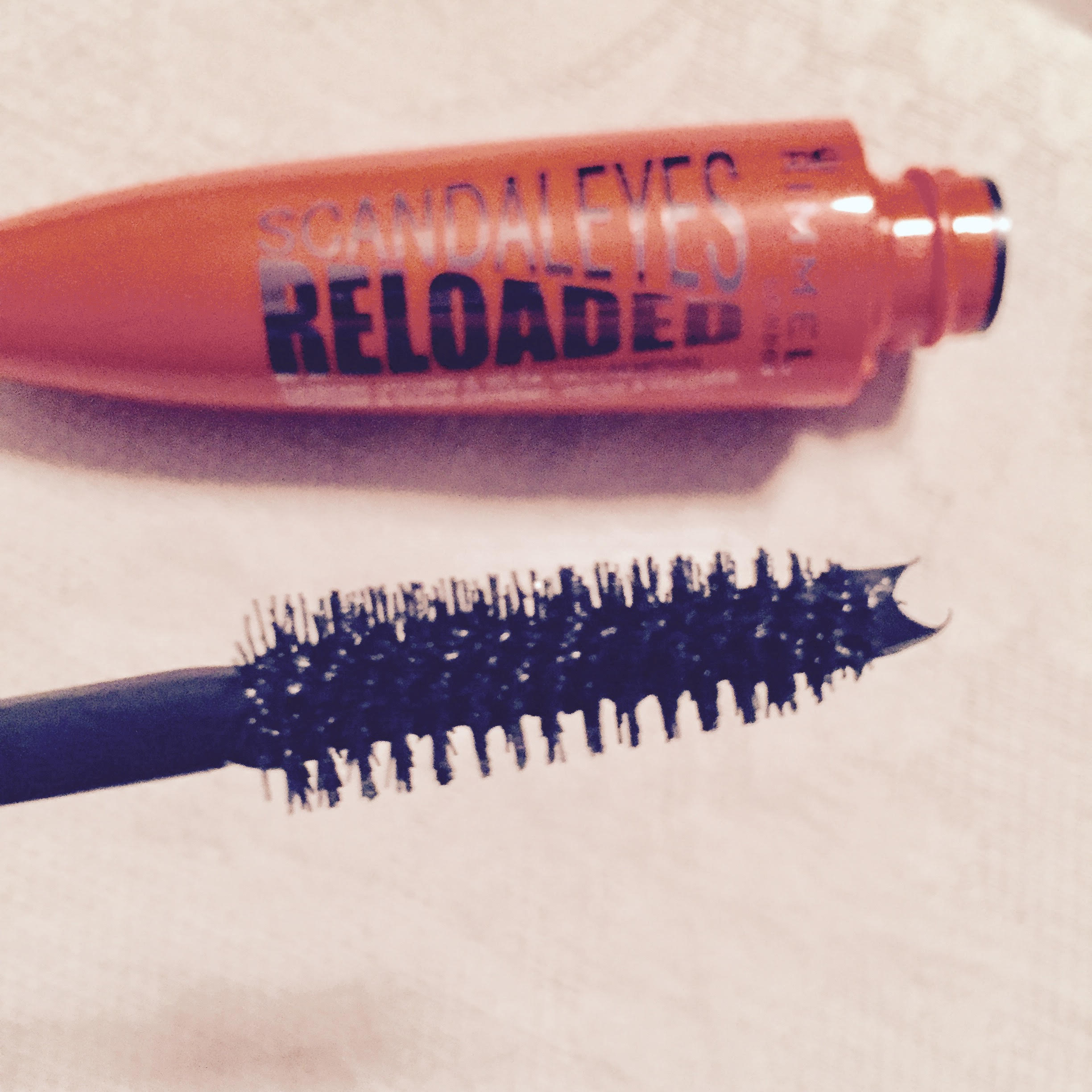 mascara-rimmel-scadaleyes-reloaded-acqua-tiepida-come-togliere-mascara-bellezza-gesti-nuovi