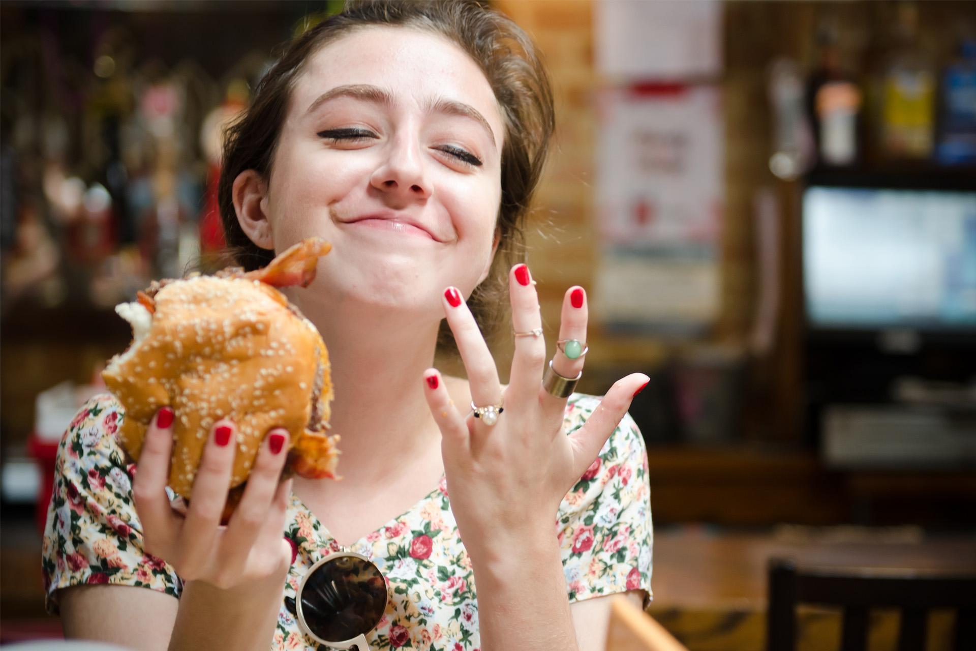 burger_girl-come-magiare-mani-senza-sporcarsi-galateo-buona-maniere