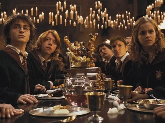 sala-pranzo-tavoli-scuola-refettorio-rettagolari-harry-potter