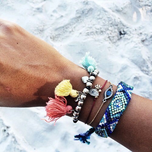 hippie-stile-come-vestirsi-spiaggia-liberta-vacanza- relax- braccialetti