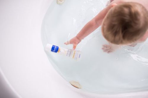 baby - skin-care- letto-mustela-prodotti-indispenabili-pelle inverno accappatotio bagno mustela