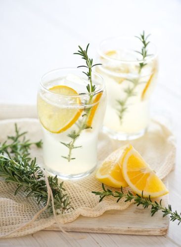 acqua aromatizzata limone cosa fare questa estate